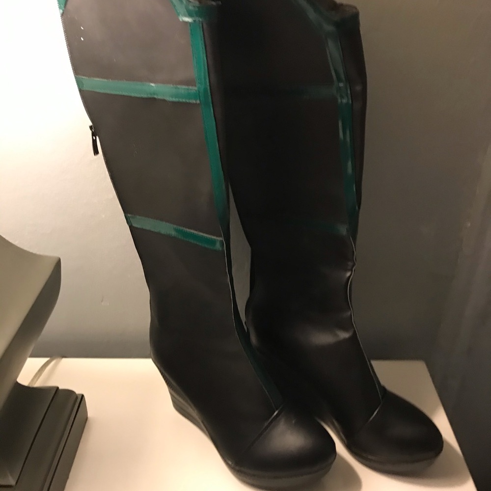 Hela boots never worn